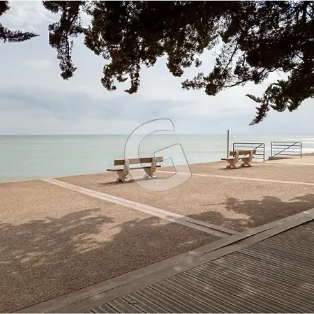 Maison Familiale Proche Avec Jardin Et Parking à - Fr-1-357-32 *