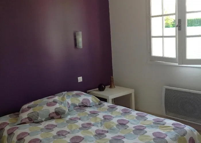 Maison Familiale Proche Avec Jardin Et Parking à - Fr-1-357-32 *